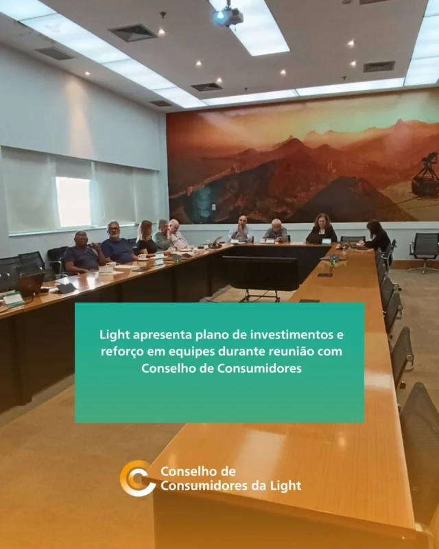 A Light apresentou nesta sexta-feira (23), durante a reunião do Conselho de Consumidores, um plano que prevê mais de R$13 bilhões em investimentos entre 2025 e 2031. O objetivo é melhorar e ampliar a rede elétrica em todas as áreas atendidas pela empresa, com foco em modernização da infraestrutura e na qualidade do serviço.No início da reunião, foram discutidos temas internos, como a organização do Encontro Regional de Conselhos, que acontecerá nos dias 21 e 22 de agosto. Em seguida, a Agência Nacional de Energia Elétrica (ANEEL) mostrou aos conselheiros como usar a plataforma com indicadores e dados financeiros do setor elétrico.A apresentação da equipe da Light foi feita pela área de manutenção, que detalhou como o investimento será distribuído. Os recursos serão aplicados em três grandes regiões: capital, baixada fluminense e interior do estado. Entre as prioridades estão a renovação dos equipamentos, o combate a perdas, a manutenção e novas ligações, o reforço da rede e a expansão do sistema elétrico.Mais equipes em campoA empresa também anunciou o aumento no número de equipes de manutenção. As "Turmas de Poda", por exemplo, passarão de 35 em 2023 para 61 até 2025, um crescimento de 74%. Já os inspetores, que trabalham em dupla, irão de 40 para 53 no mesmo período, aumento de 32%. As regiões com maior demanda, como Baixada e Centro-Sul, receberão mais reforços.Essas apresentações têm como objetivo manter os conselheiros bem informados, criando um canal contínuo de diálogo entre a empresa, os órgãos reguladores e os consumidores. A iniciativa busca dar mais transparência às ações da Light e fortalecer a fiscalização por parte do Conselho.